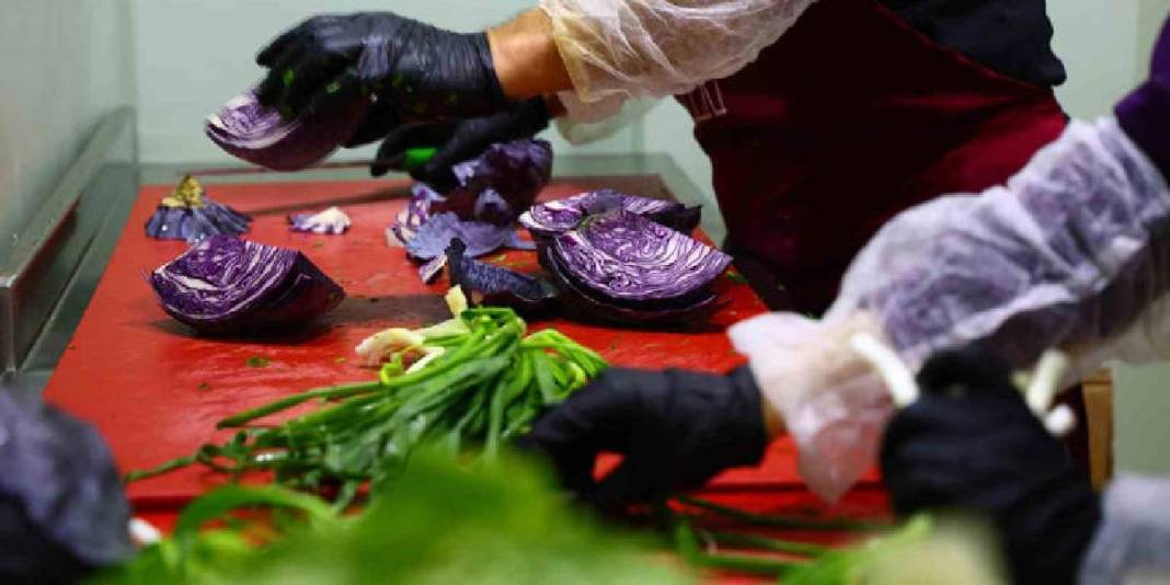 Gönüllüler ihtiyaç sahipleri için el ele verdi: Günlük 250 kişi için iftar hazırlanıyor 2